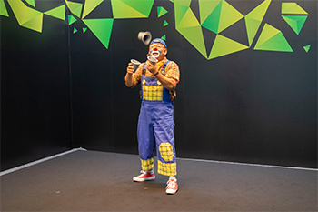Photo5:Exhibit demonstrations of Kirari! for Arena; Displaying a juggler