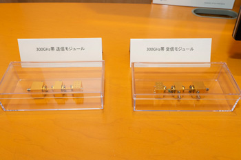Photo28:Transmitter (left) and receiver module (right) running on the 300-GHz band