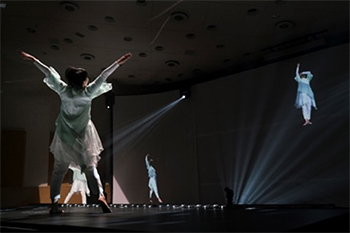 ダンサーが数秒前に踊った自身のダンスと共演する「BEYOND TIME」