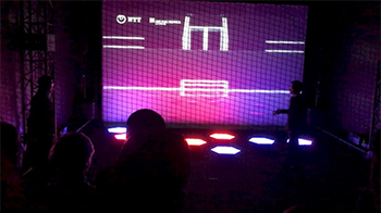 グランドディスプレイボットが遠隔地のサッカー選手の動きを表現する「Virtual Arena」