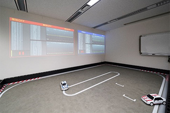 異常検知機能の有無によってRC カーの挙動の違いがわかるデモの様子