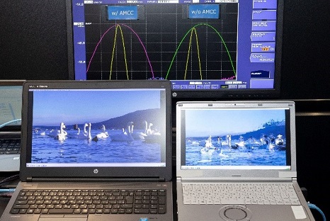 写真９：AMCCあり（左）とAMCCなしでの映像伝送の比較。AMCCなしの場合は映像品質が不安定になるが、AMCCありの場合は映像品質が安定することを視覚的に確認できる
