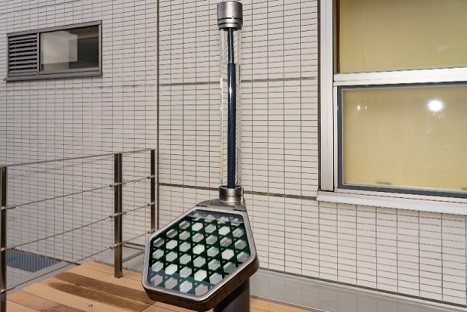 写真１３：特設ブースに設置された人工光合成の屋外実験装置。6角形の部分が受光部