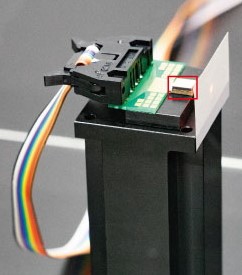 写真２０：ブースに展示された超小型光源。従来のレーザ光源の1/100のサイズを実現している