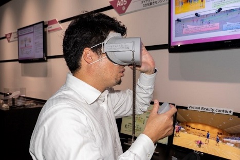 写真２３：ヘッドマウントディスプレイによってVRコンテンツを体験できた