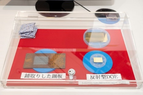 写真２６：本技術を用いてさび取りが行われた鋼板も展示された