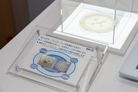 写真２７：ガラス上にデザインされた微細な構造によって、光情報を分類して取得できる