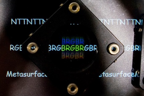 写真２８：展示ブースでは、光メタサーフェス技術による光情報の取得を体感できる素子が展示された