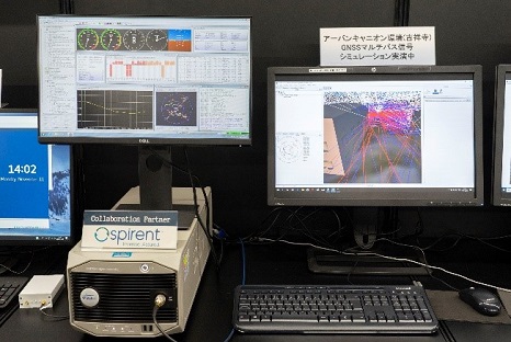 写真３１：展示ブースでは、建物によって衛星からの測位信号がどのように反射するかをシミュレーションする様子も紹介された