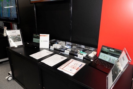 写真３４：GNSS受信機や高精度測位の実施例が展示された