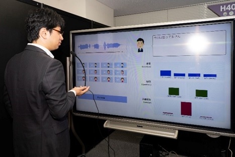 写真３６：マイクに向かって話すことで、感情や意図、性別が認識される