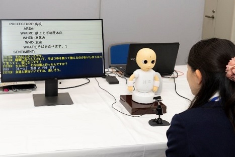 写真３８：ユーザの発話内容を理解する様子(ディスプレイ上段)および理解結果に沿った共感や話題展開を行う様子(ディスプレイ下段の対話ログ)