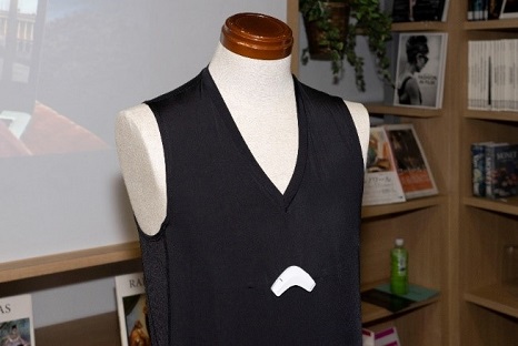 写真４１：hitoeが測定した心拍や心電波形、衣服に取り付けたセンサが測定した衣服内の温度・湿度から深部体温を推定できる