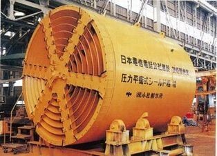 止水性に優れた圧送排土装置、堀削土砂の後続台車までのパイプ輸送等を特徴とする土圧式シールド工法