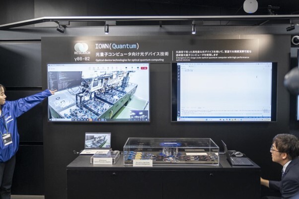 γ08-02展示ブースにおける理化学研究所とNTTを結んだデモストレーションの様子
