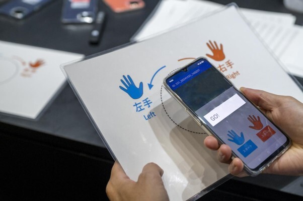 スマートフォンを活用した「手足の器用さ」の測定シーン