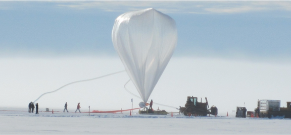 (画像出典:PHYS ORG 『Super-TIGER prepares for launch from Antarctica.』)