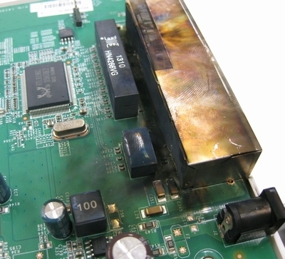 （画像出典：マイベストプロ『落雷被害を受けたルーターを分解したら、想像以上にひどかった事例』焼け焦げたルータの内部）